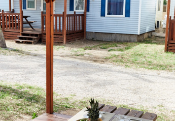 Mesa de exterior en porche de Bungalow Confort Daurada, TAIGA Delta de l'Ebre, España.