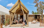 Vier Menschen entspannen sich an einer Glamping Cabin-Tent Senyoret bei TAIGA Delta de l'Ebre in Spanien.