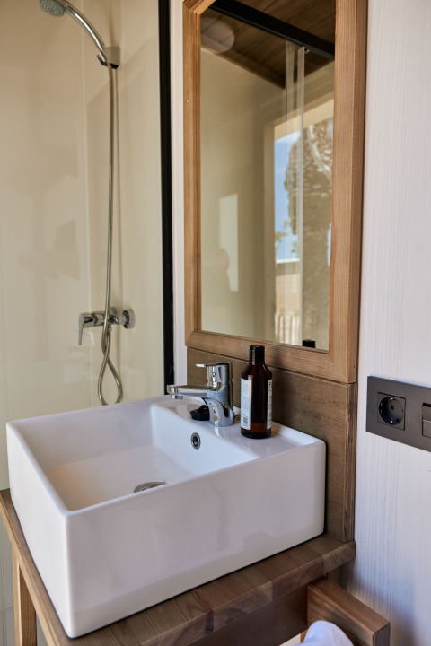 Baño moderno en tienda safari Glamping Cabin-Tent Senyoret, TAIGA Delta de l'Ebre, España.
