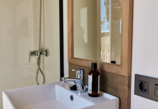 Moderne badkamer in safaritent Glamping Cabin-Tent Senyoret, TAIGA Delta de l'Ebre, Spanje.
