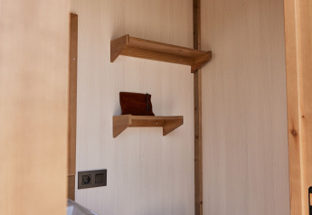 Bagno con WC, lavandino e mensole in legno nella Glamping Cabin-Tent Senyoret, TAIGA Delta de l'Ebre, Spagna.
