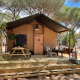 Safari telt Glamping Safari Siroco Premium ved TAIGA Conil i Spanien, med træterrasse og udendørsmøbler.