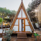 Glamping Tipi Almadraba, et teepee-telt omgivet af træer og udendørs siddeområder, oplyst af solskin.