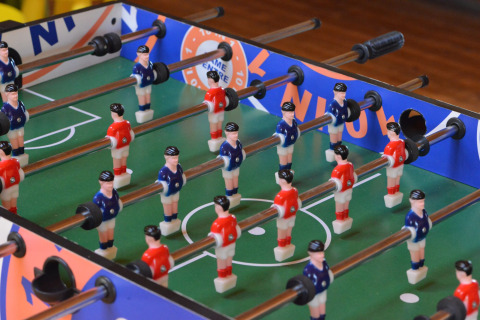 Calcio balilla al Drau Camping Sachsenburg, villaggio vacanze in Carinzia, Austria, con giocatori rossi e blu.