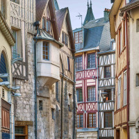Maisons à colombages et ruelle pavée typiques près de Quiberville en Normandie, France, quartier historique.