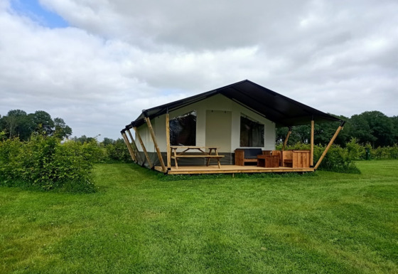 Et feriehus på Boerderijcamping het Katreel i Overijssel, Holland, omgivet af grønt landskab.