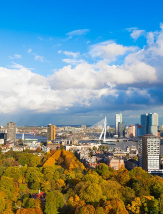 Vista panorámica de Róterdam con sus rascacielos, el río y zonas verdes cerca de Abbenbroek, Holanda del Sur.