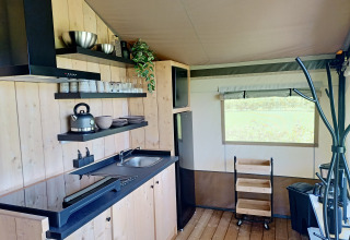 Moderne køkkenområde i safaritelt på Farm Campsite the Katreel, Boerderijcamping het Katreel, Holland.