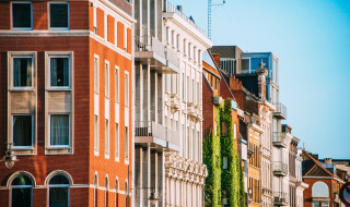 Hilera colorida de casas urbanas clásicas y modernas en Vogelwaarde, Zelanda, Países Bajos en un día soleado.