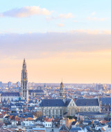 Vista panorámica de una ciudad al atardecer con iglesias y edificios históricos cerca de Vogelwaarde, Zelanda.