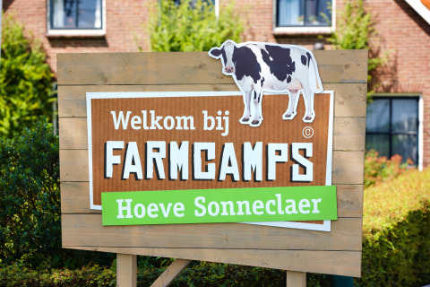 Cartel de bienvenida a FarmCamps Hoeve Sonneclaer, un parque vacacional rural en Drenthe, Países Bajos.