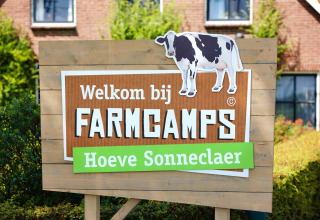 Panneau de bienvenue à FarmCamps Hoeve Sonneclaer, parc de vacances à la campagne à Drenthe, Pays-Bas.