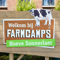 Cartel de bienvenida a FarmCamps Hoeve Sonneclaer, un parque vacacional rural en Drenthe, Países Bajos.