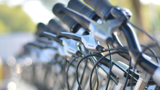 Primer plano de los manillares de bicicletas en FarmCamps Hoeve Sonneclaer, parque vacacional en Drenthe.