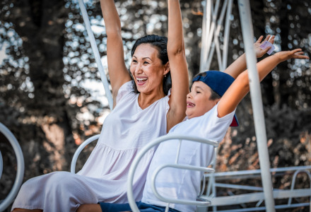 Una mujer y un niño disfrutan juntos de un juego mecánico cerca de Fluitenberg, Drenthe, Países Bajos.