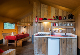 Cuisine en bois rustique et coin repas au FarmCamps Holzik Stables, parc de vacances à Overijssel, Pays-Bas.