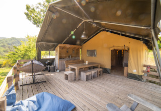 Safari Lodge-telt med privat badeværelse og stor træterrasse på Camping Podere Sei Poorte i Italien