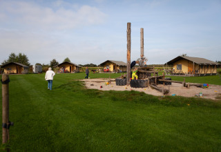 Menschen entspannen und spielen auf dem Gelände vom FarmCamps Hoeve Sonneclaer Ferienpark in Drenthe, Niederlande.