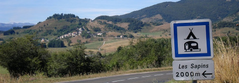 Señal para Camping Les Sapins, parque vacacional en una región montañosa de Occitania, Francia, a 2000 metros.