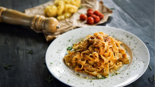 Un delicioso plato de pasta con tomates cherry, servido en Camping Gajole, un parque vacacional en Veneto, Italia.