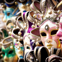 Coloridas máscaras de carnaval venecianas en exhibición, fotografiadas cerca de Arsiè, Véneto, Italia.