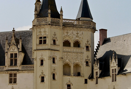 Ein Schloss mit markanten Türmen und Zinnen, nahe St Julien de Concelles in Pays de la Loire, Frankreich.