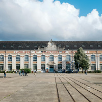 Fassade der Ateliers et Chantiers de Nantes nahe St Julien de Concelles bei schönem Wetter.