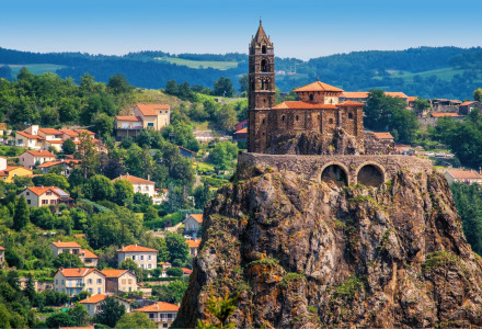 Iglesia histórica sobre una colina rocosa cerca del pueblo de Saint Martin d'Ardèche, en la región Auvernia-Ródano-Alpes.