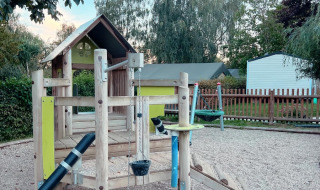 Parque infantil en Camping Belle-Vue 2000 con estructura de madera en Echternach, Luxemburgo.