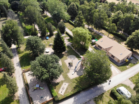 Vista aerea di Camping Belle-Vue 2000 a Echternach, Lussemburgo, con parco giochi, alberi e edificio principale.