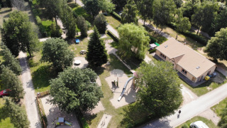 Luchtfoto van Camping Belle-Vue 2000 in Echternach, Luxemburg met speeltuin, gebouwen en veel groen.