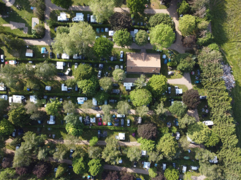 Vista aerea del Camping Belle-Vue 2000 a Echternach, Lussemburgo, tra alberi e roulotte parcheggiate.