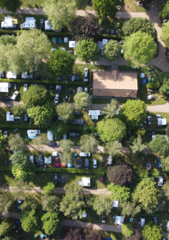 Vista aérea del camping Belle-Vue 2000 en Echternach, Luxemburgo, rodeado de árboles y caravanas.