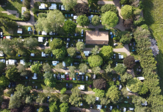 Vue aérienne du camping Belle-Vue 2000 à Echternach, Luxembourg, entouré d’arbres et de caravanes.