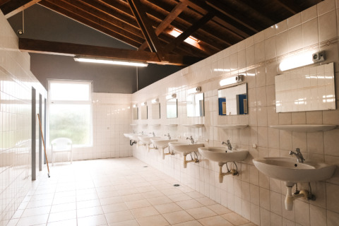 Ampio bagno comune con lavandini e specchi al Camping Belle-Vue 2000 a Echternach, Lussemburgo.