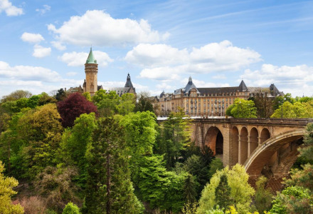 Vista de un edificio histórico y un puente de piedra entre bosque cerca de Berdorf, en Luxemburgo.