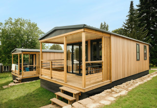 Chalet moderno in legno Mobilhome O'Hara Living al Camping Belle-Vue 2000 in Lussemburgo, immerso nel verde.