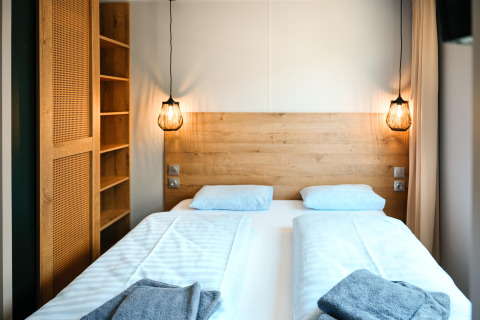 Modernes Schlafzimmer im Mobilhome O'Hara Living, Camping Belle-Vue 2000, Luxemburg, mit Doppelbett.