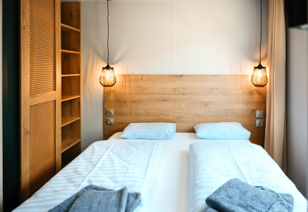 Modernes Schlafzimmer im Mobilhome O'Hara Living, Camping Belle-Vue 2000, Luxemburg, mit Doppelbett.