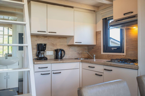 Angolo cottura moderno nel Tiny House di De Rijp, Paesi Bassi, con macchina da caffè e fornello a gas.
