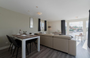 Lichte, moderne woonkamer in Velthorst-lodge te De Rijp, Nederland, met uitzicht op het water.