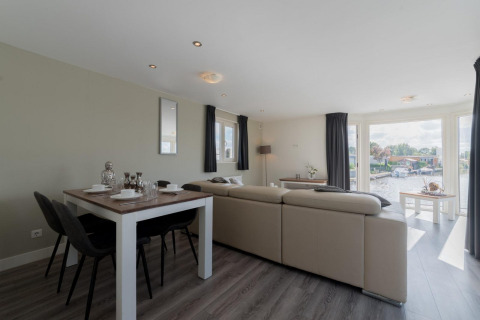 Helles, modernes Wohnzimmer in der Velthorst-Lodge bei De Rijp, Niederlande, mit Wasserblick.