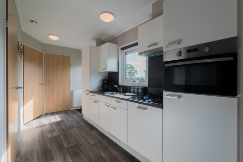 Modernes Kücheninterieur in einer Lodge in Velthorst, De Rijp, Niederlande, mit weißen Schränken.