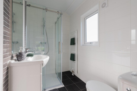 Modernes Badezimmer mit Duschkabine, Waschbecken und WC in einer Lodge in Velthorst, De Rijp.