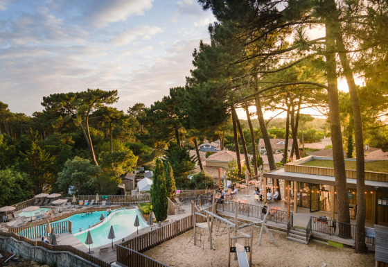 Zicht op vakantiepark Huttopia Arcachon met zwembad, speeltuin en dennen in Nouvelle-Aquitaine, Frankrijk.