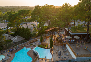 Luftaufnahme des Ferienparks Huttopia Arcachon in Nouvelle-Aquitaine, Frankreich mit Pool und Gästen.