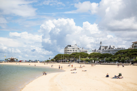 Urlauber entspannen am Sandstrand nahe dem Ferienpark Huttopia Arcachon in Nouvelle-Aquitaine, Frankreich.