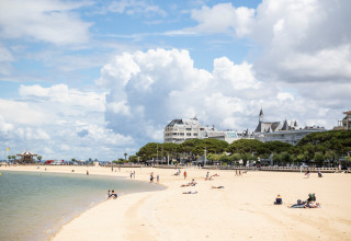 Des vacanciers profitent de la plage de sable près du parc de vacances Huttopia Arcachon en Nouvelle-Aquitaine, France.
