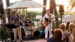Concierto al aire libre en el parque vacacional Huttopia Arcachon en Francia, con músicos y público.