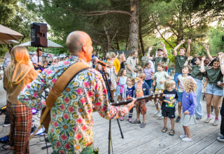 Liveband optræder for børn og familier, der danser og hygger sig ved Huttopia Oléron les Pins i Frankrig.